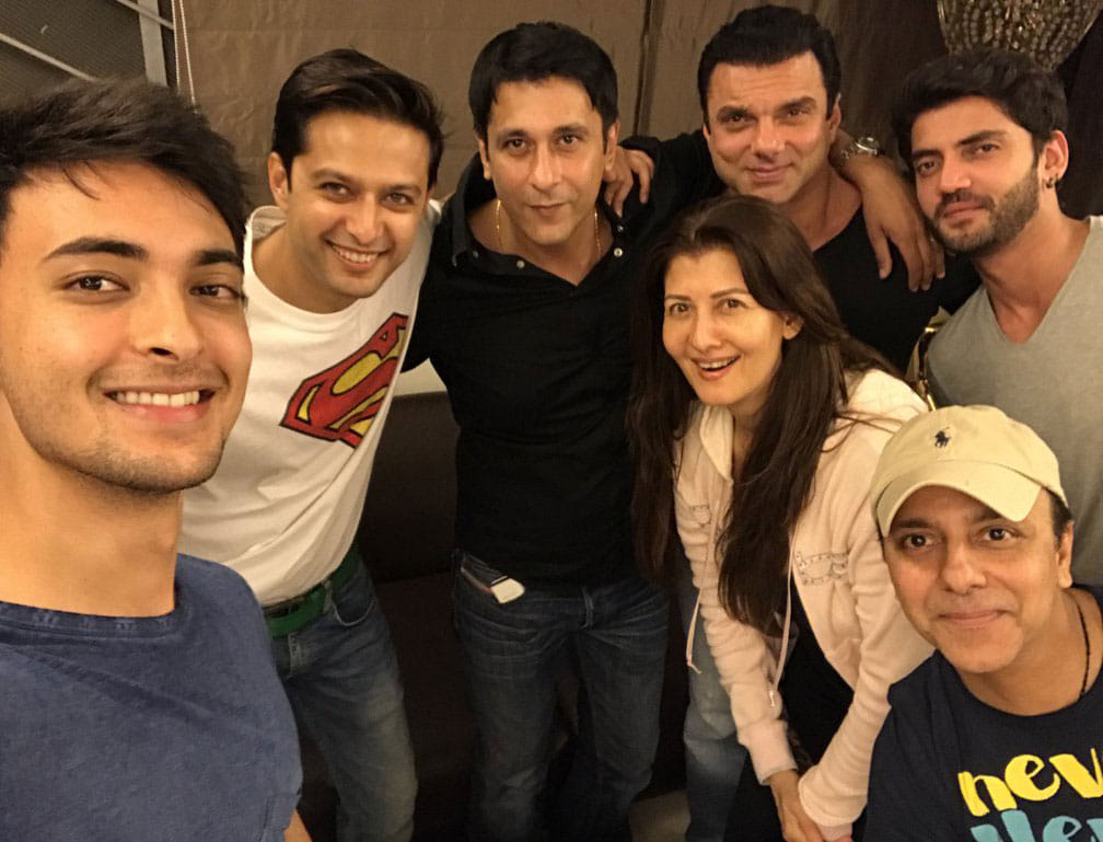 VIDEO: Salman celebrates Sohail's birthday with Iulia and his ex