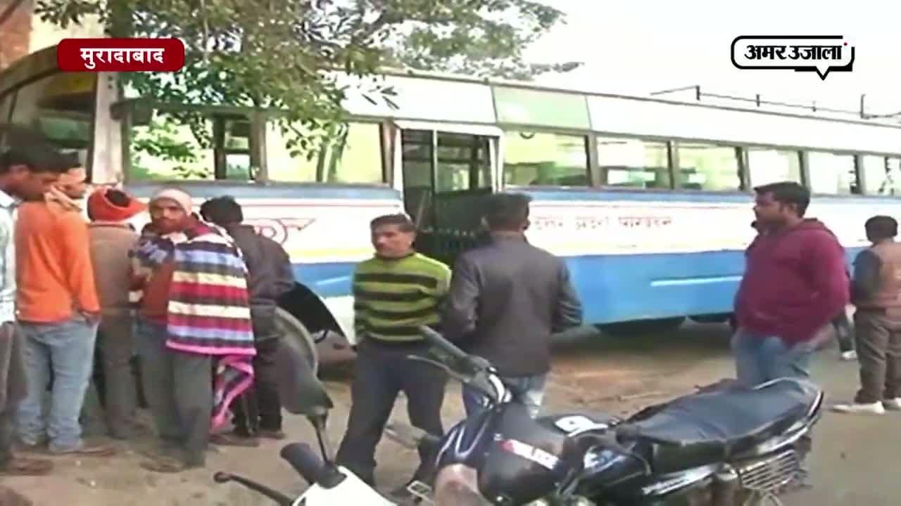 बस का फटा टायर, पहले मजदूर पर चढ़ी फिर मंदिर में जा घुसी