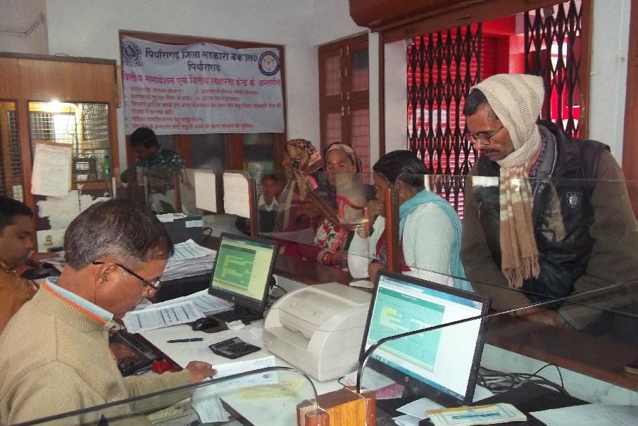 Chest 65 lakh cash to banks