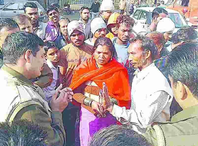modi not getting off dispensary cleaning personnel salaries, commotion, highway jam