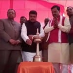 इलाहाबाद में पेट्रोलियम मंत्री ने उज्जवला कनेक्शन बांटे