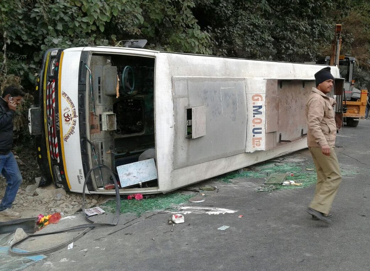 The brakes of the bus failed, leaving the rest in the ditch.