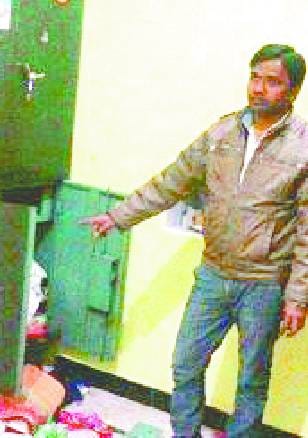 Amla doctor's house in broad daylight robbery