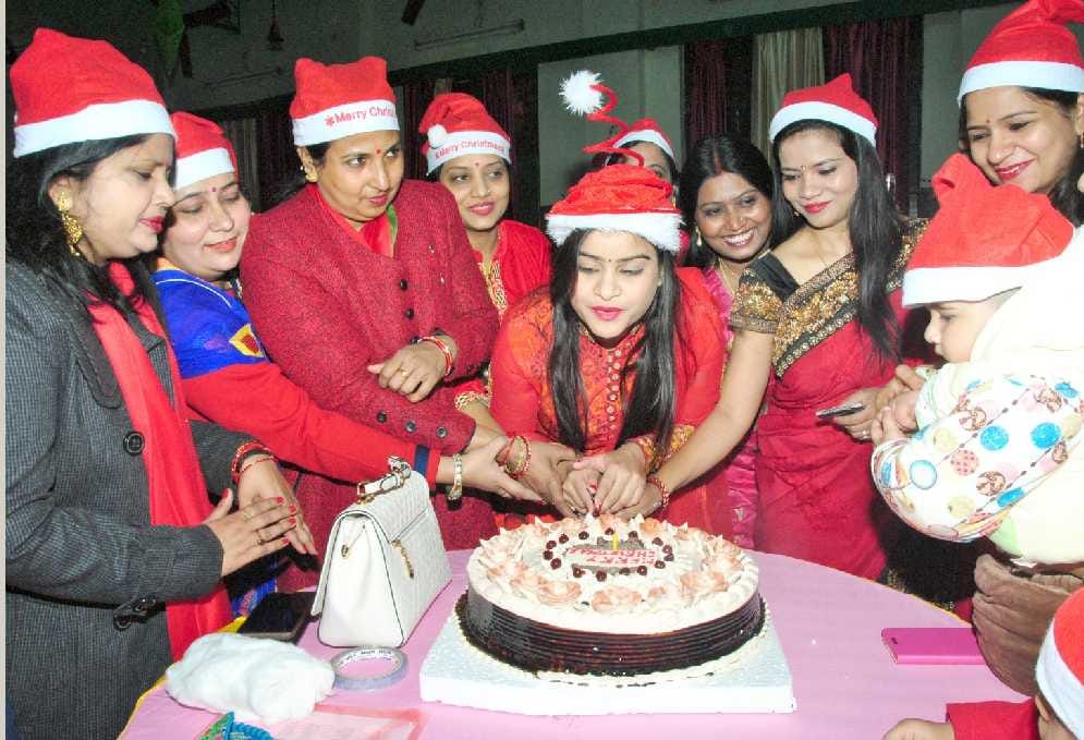 District Officers Wife formed club, handed out presents