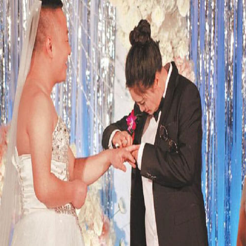 chinese bride asked groom to wear wedding gown