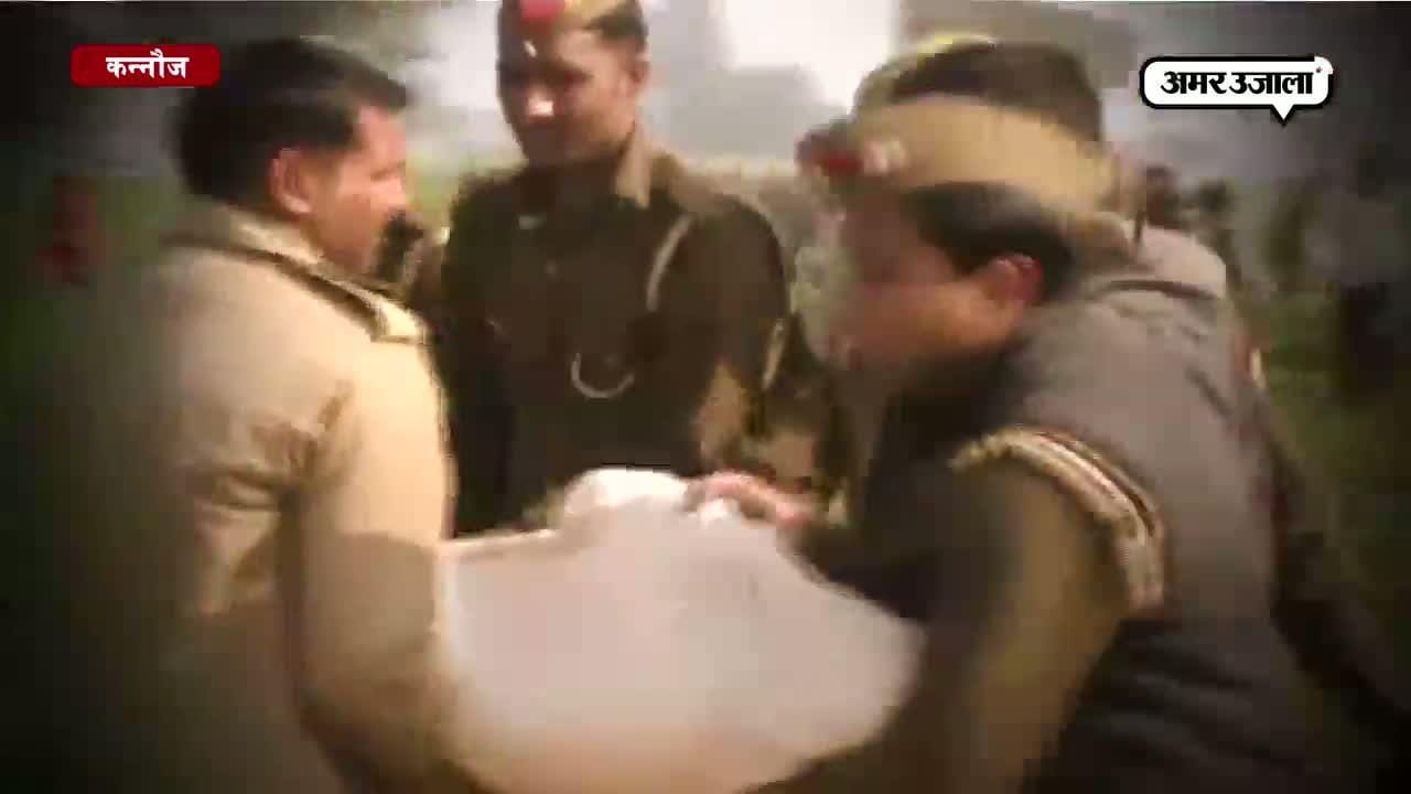 एक महिला और लड़के का शव