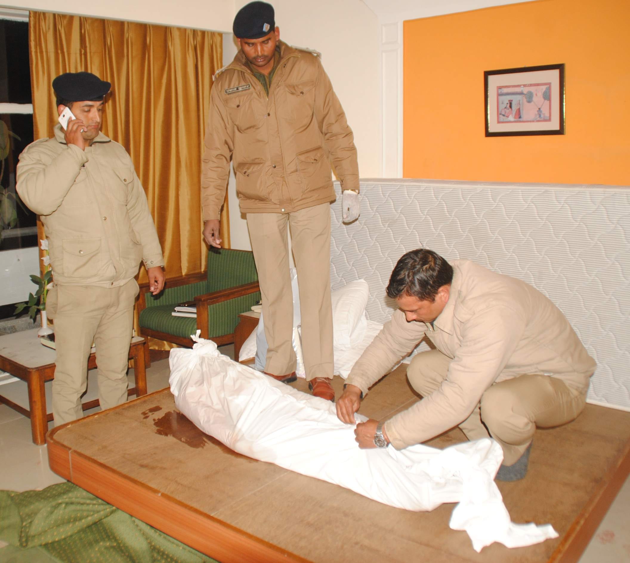 brother and sister dead body found in hotel.