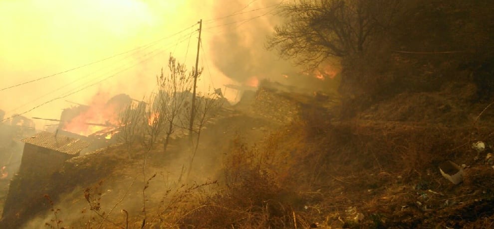 Major fire in Kashah village of Shimla, 10 houses gutted