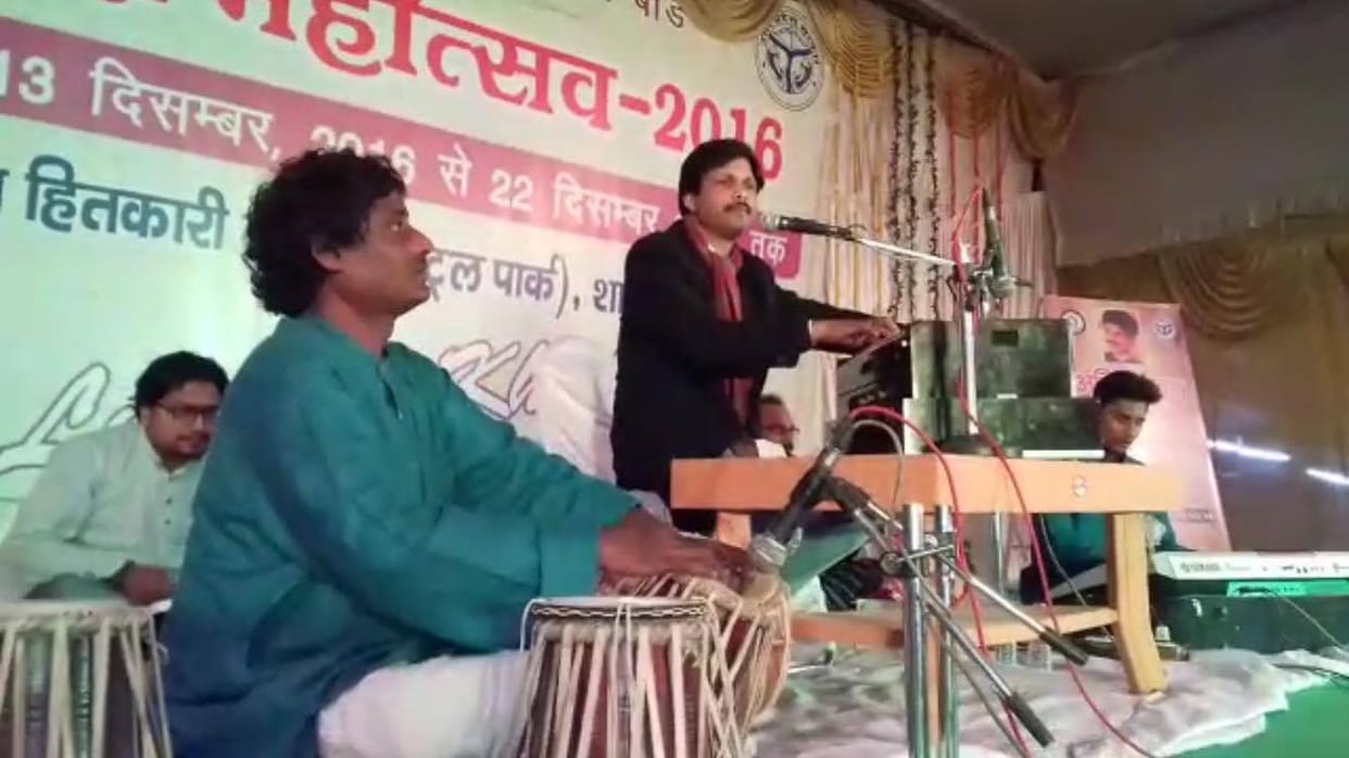ias sing a song in gathering at khaadi mahotsav kanpur