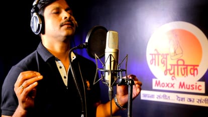 ias sing a song in gathering at khaadi mahotsav kanpur