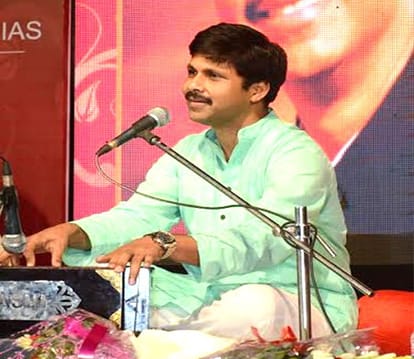 ias sing a song in gathering at khaadi mahotsav kanpur