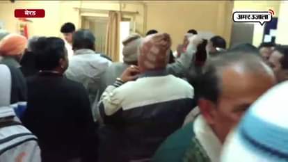 Public ruckus outside bank in meerut