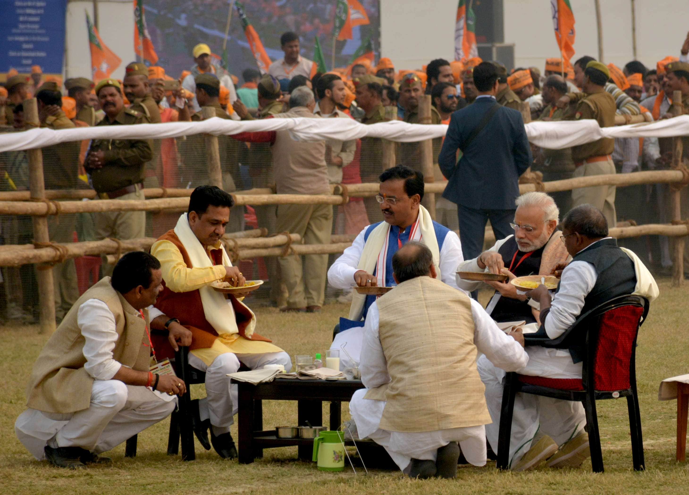 pm modi eat khichdi at varanasi visit