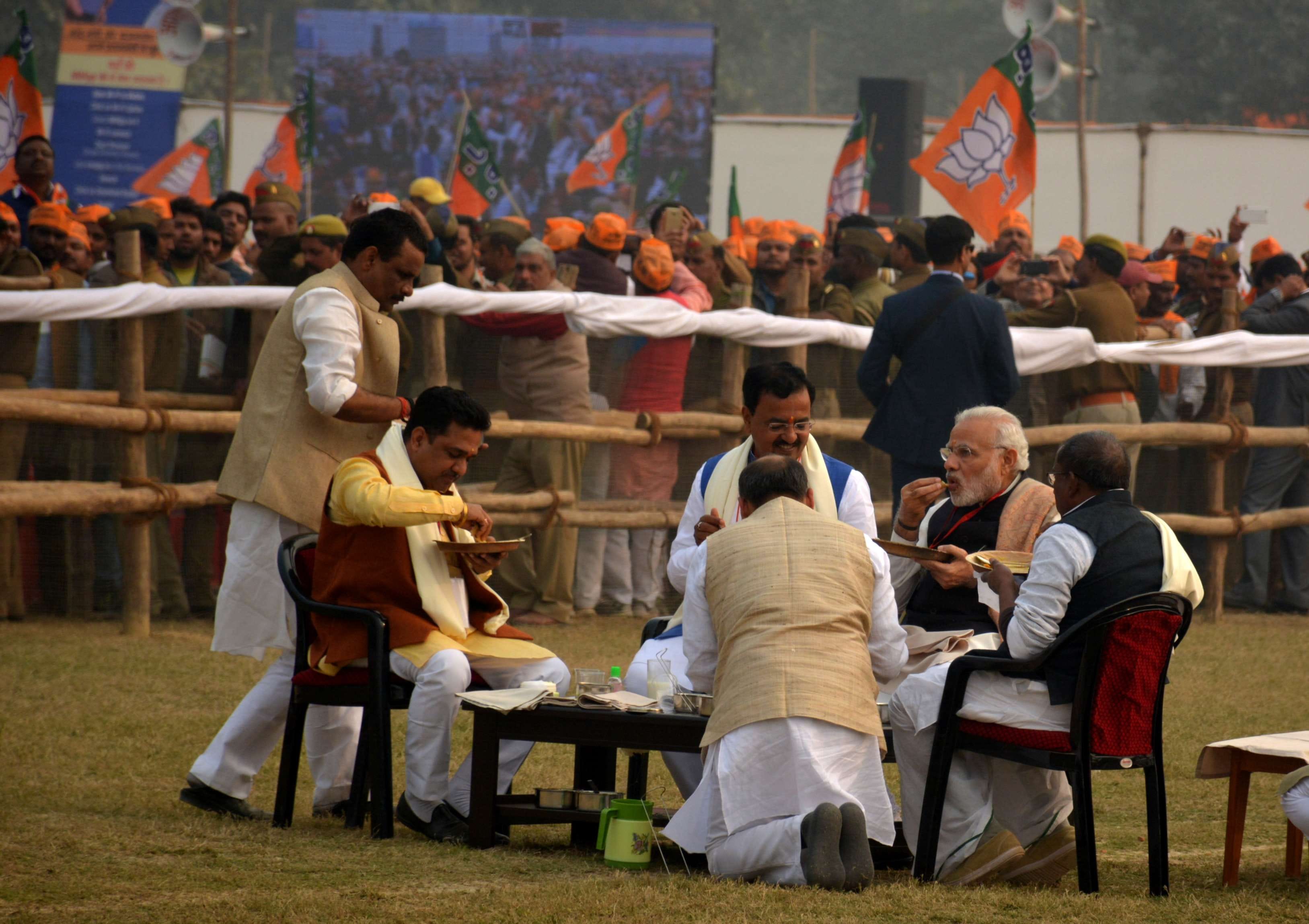 pm modi eat khichdi at varanasi visit