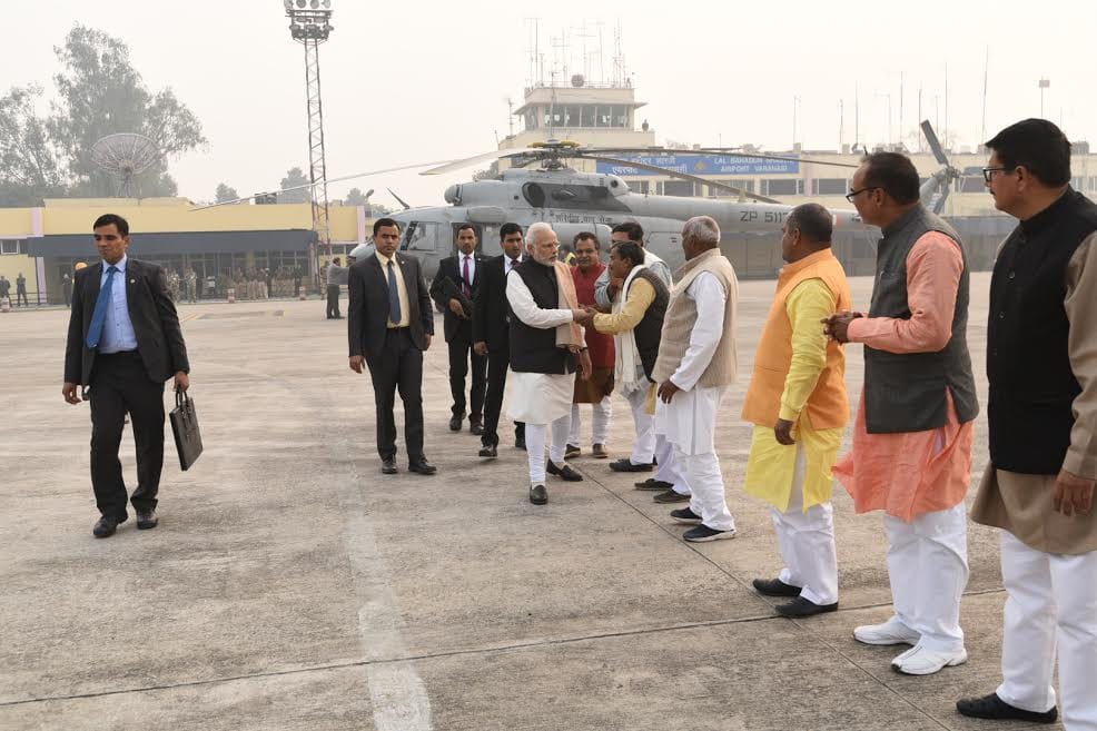 PM Modi convoy attacked with papers by Varanasi Boys