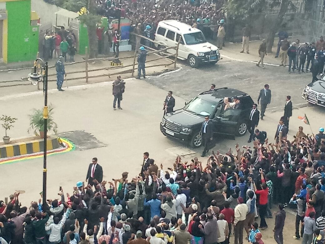 vehicle enter on the way of pm modi Fleet in bareilly