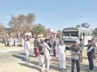 quarrel for bus ticket, conductor beat,
