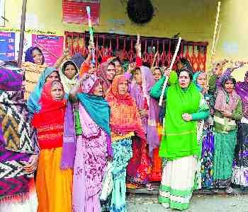 not got cash, customers protest