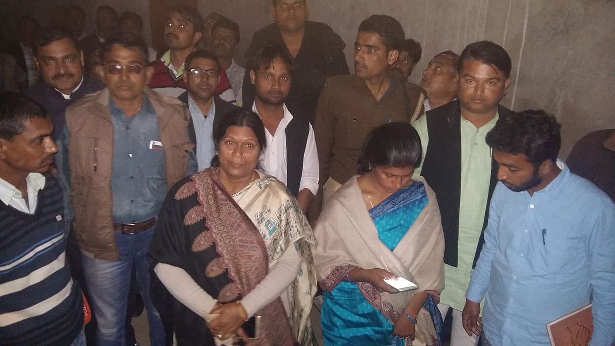 mahila ke saath chhedakhaanee aur maarapeet par siyaasat tej