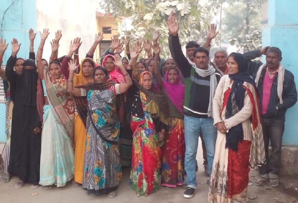 Women reached the station notice of debt, performance 
