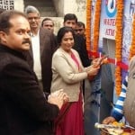 पेड वाटर बूथ का उद्घाटन करतीं मेयर।