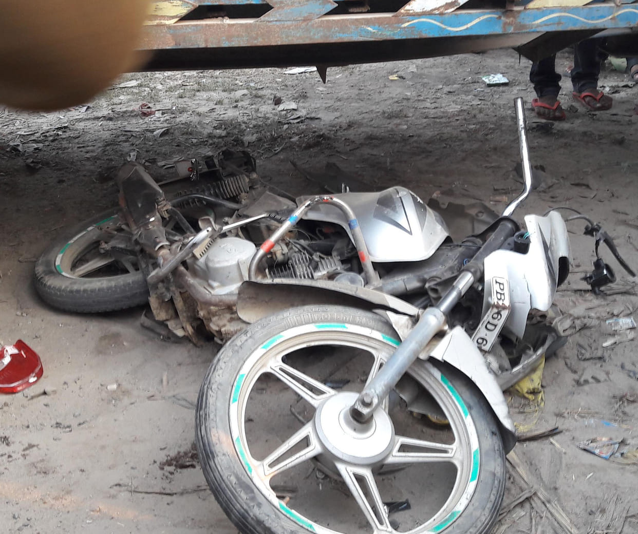 Crushed by the tractor trolley bike Rider injured, in critical condition