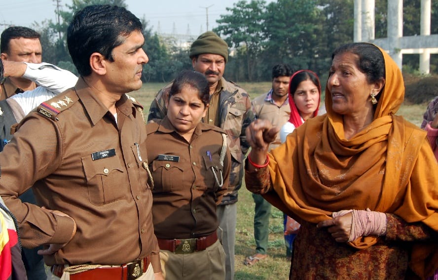 Girl came down with a tank mounted on a bottle of kerosene, police assured of action