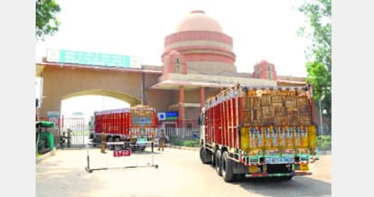 This time tomatoes are not going to Pakistan, reduced movement of trucks