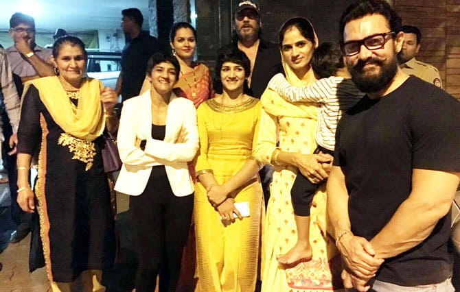 aamir khan big gift to mahavir phogat on releasing of movie dangal