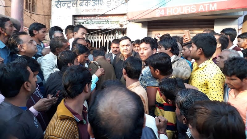 man died in bank in mathura
