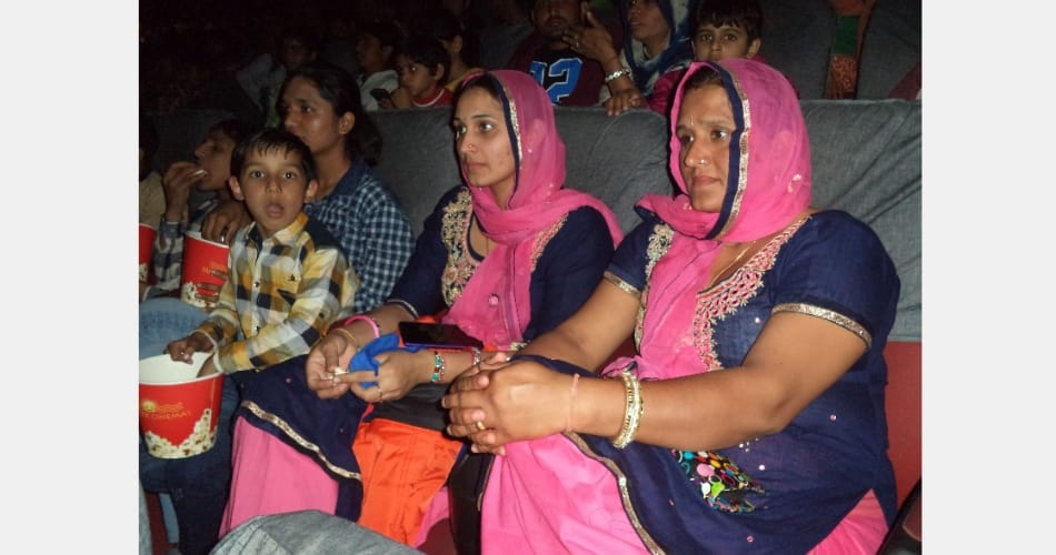 aamir khan big gift to mahavir phogat, 250 people watched dangal for free