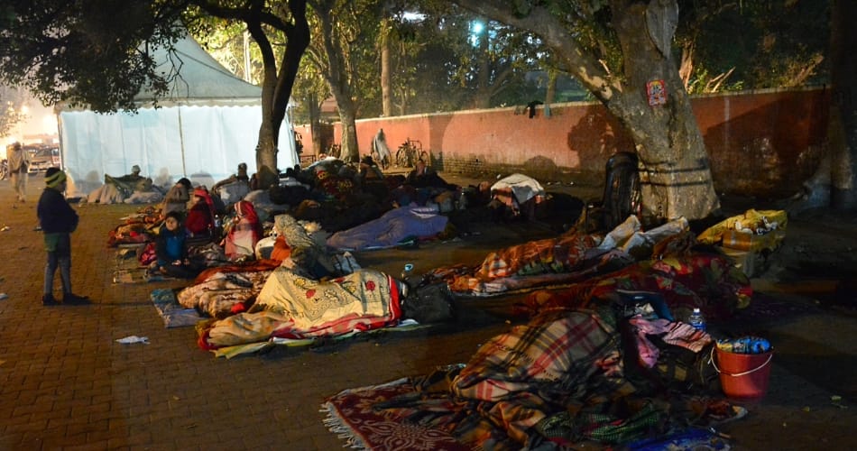 night shelter, people are sleeping outside, chandigarh pgi