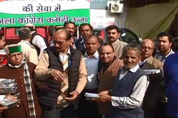 Demonetization: Una Congress Workers Helps People.