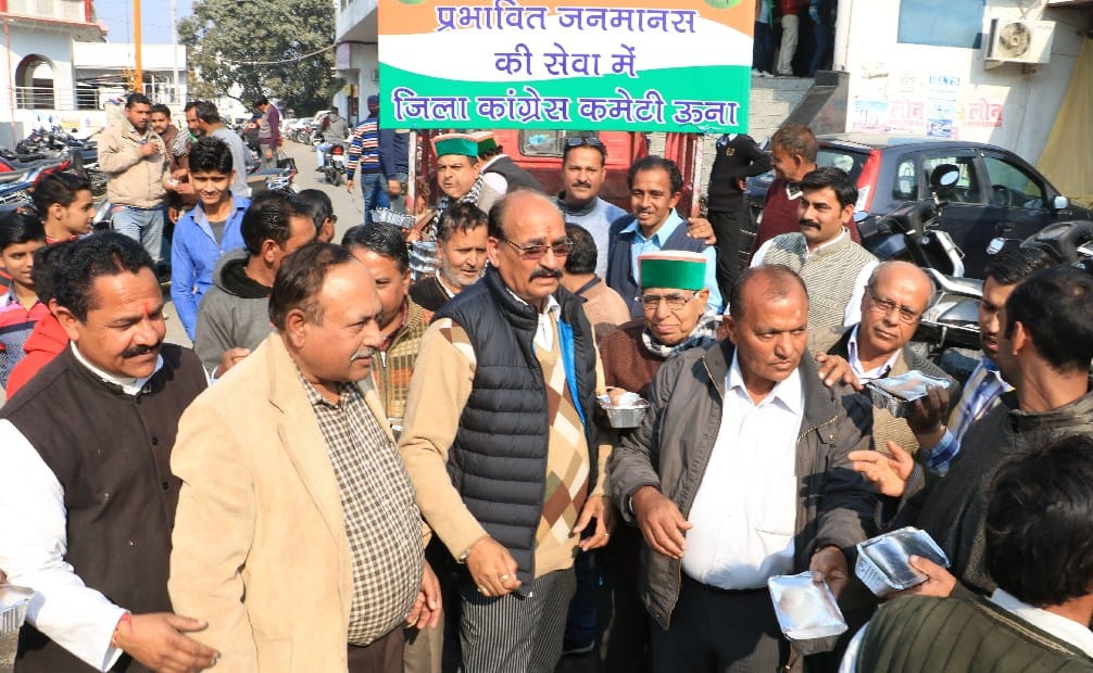 Demonetization: Una Congress Workers Helps People.