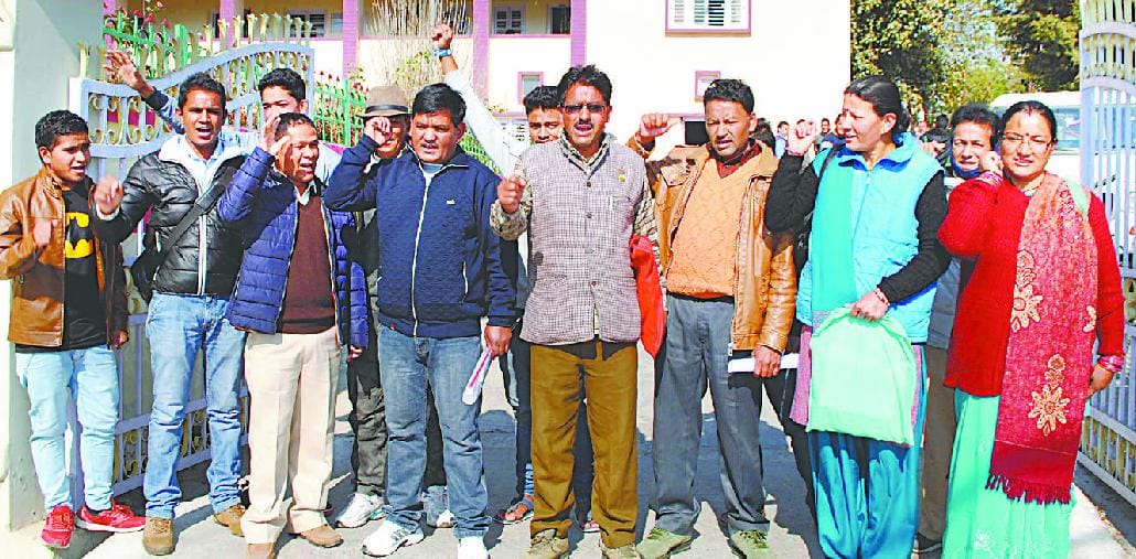 Who performed at the district headquarters of Pangla
