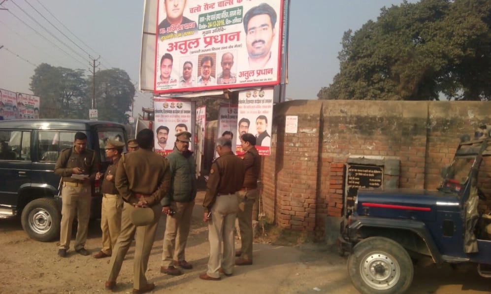 sadak ke lokaarpan ko lekar sangeet som aur atul pradhaan mein takaraav