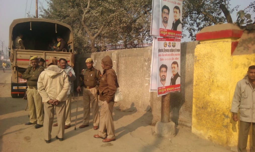 sadak ke lokaarpan ko lekar sangeet som aur atul pradhaan mein takaraav