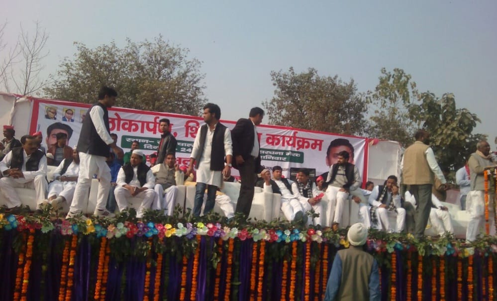 sadak ke lokaarpan ko lekar sangeet som aur atul pradhaan mein takaraav