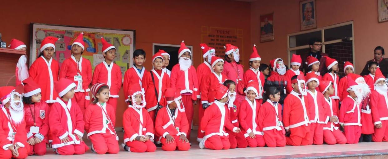 Sentaclaj distributed gifts to children