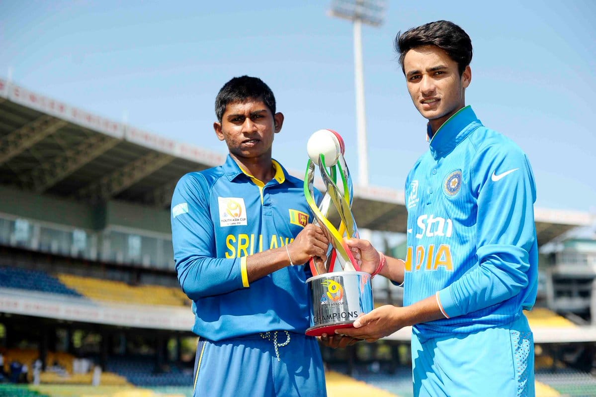 indian wins u19 world cup, abhishek sharma touches sachin tendulkar feet