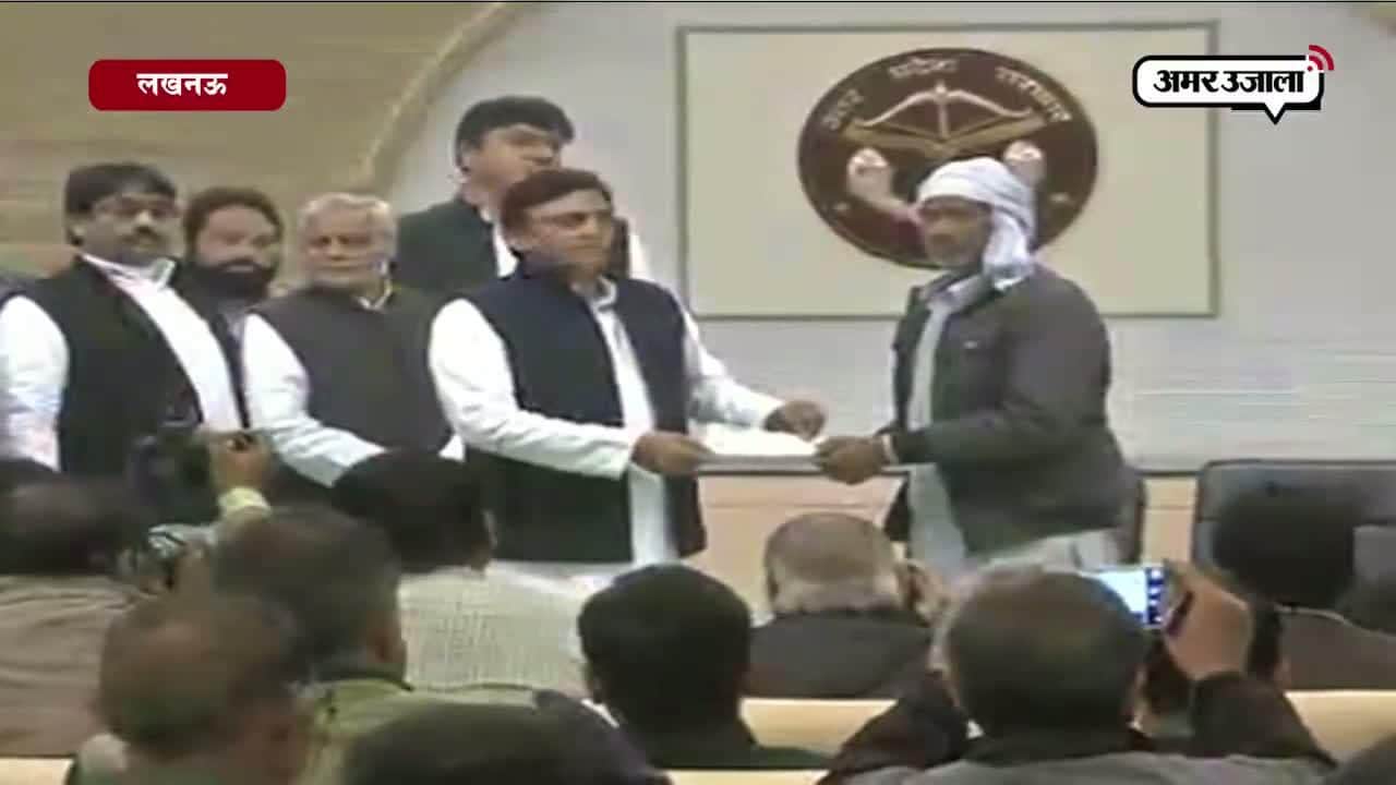 अखिलेश ने बांटे मुआवजे के चेक 