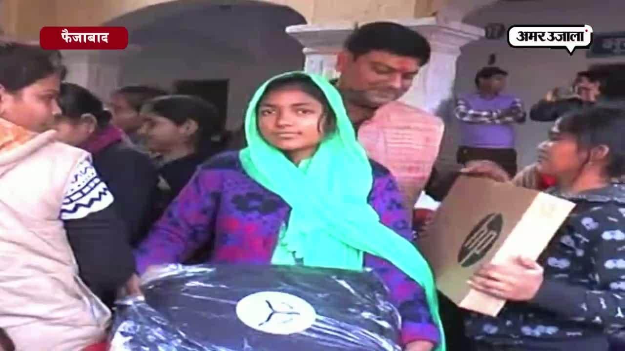 अखिलेश सरकार का छात्रों को बांटे लैपटॉप 