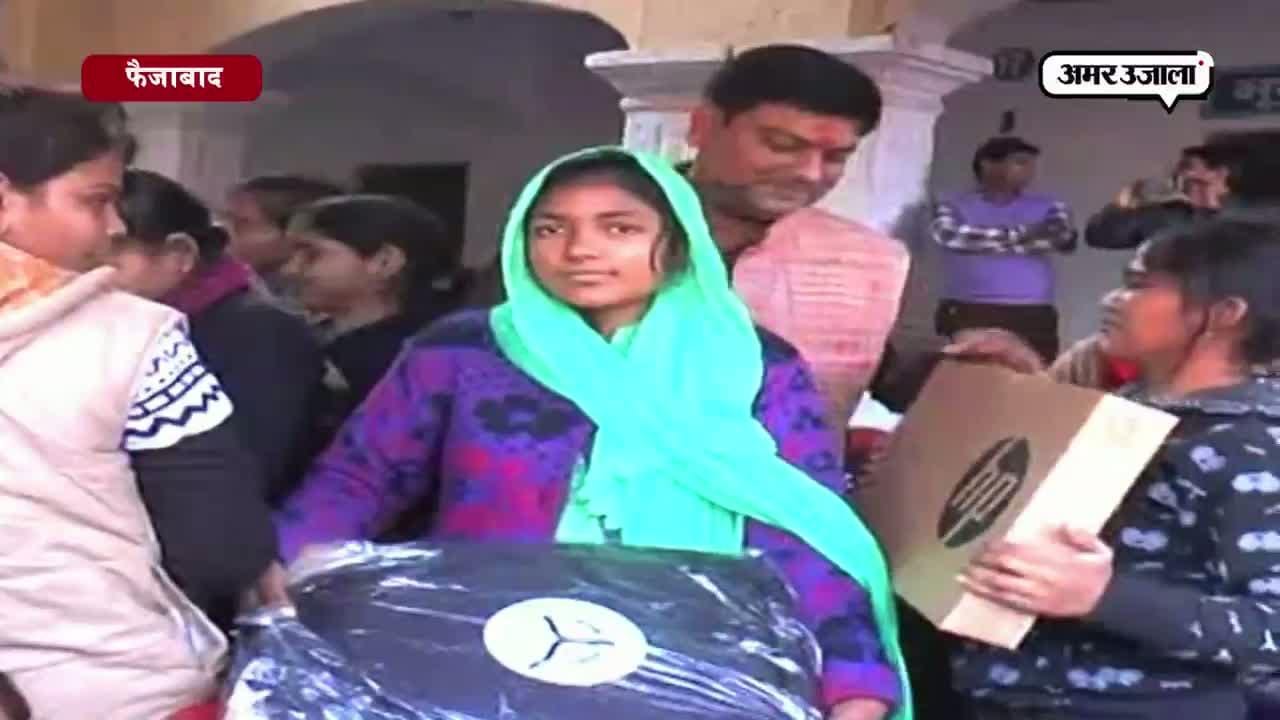 अखिलेश सरकार का छात्रों को बांटे लैपटॉप 