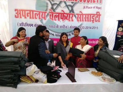 अपनालय वेलफेयल सोसाइटी ने गरीब बच्चों संग बांटी क्रिसमस की खुशियां