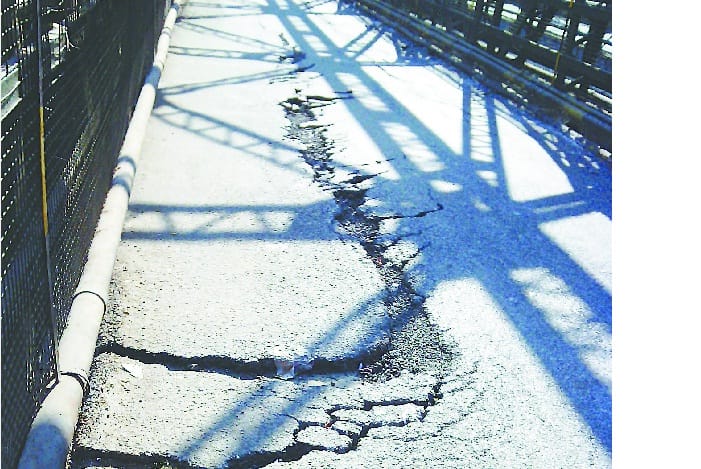 Gomti bridge was uprooted from place to place Hotmics