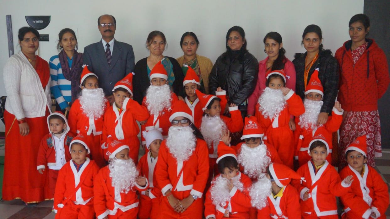 Children become Santa Claus distributed toffees