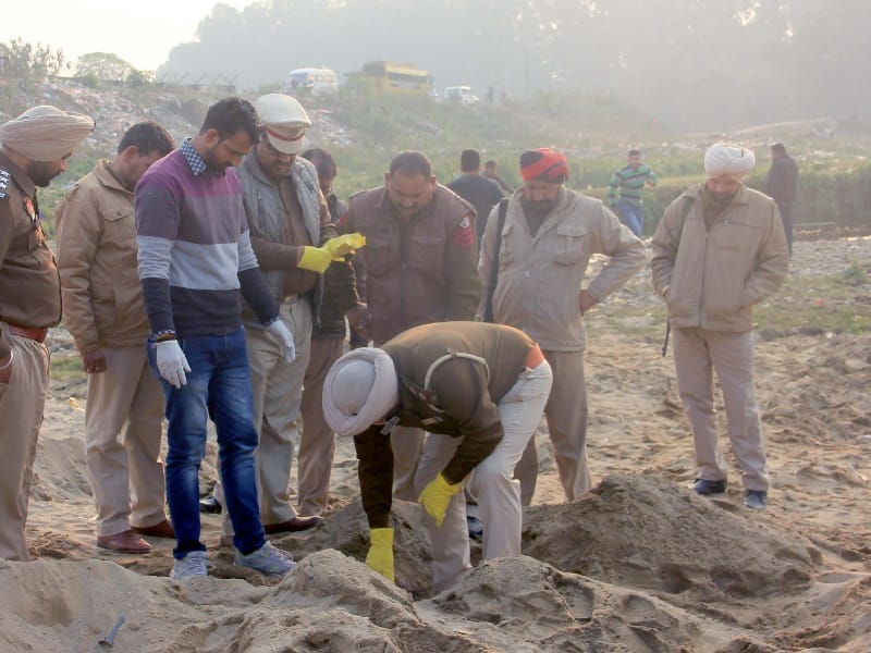 deadbody found, pathankot deadbody found, half burn body found, pathankot, amritsar 