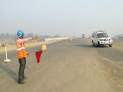 Full speed vehicles on expressway