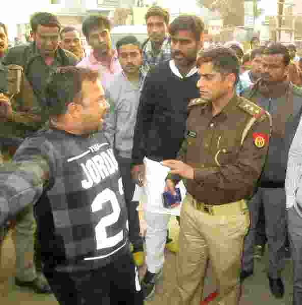 sarak nirman ko lekar takraav