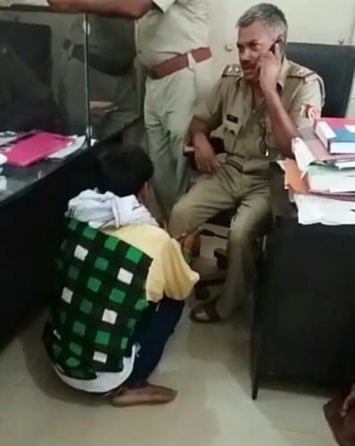 viral pics of UP police in year 2016